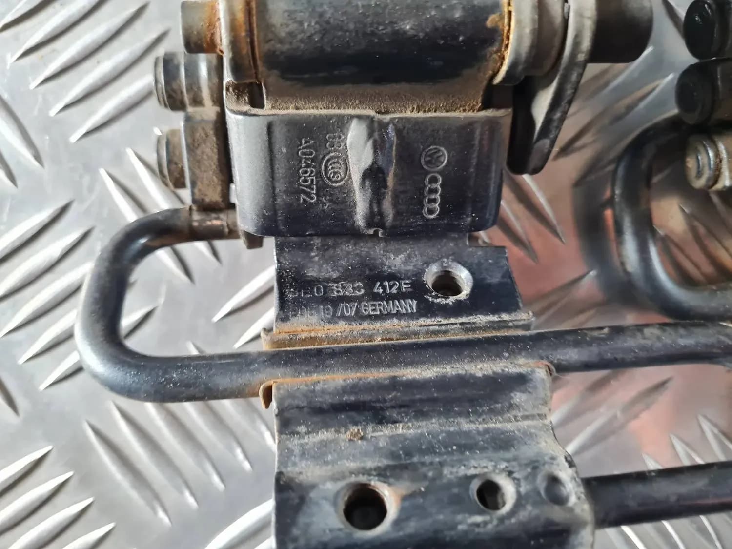 Charnière de porte AUDI A6 2008 - foto 3