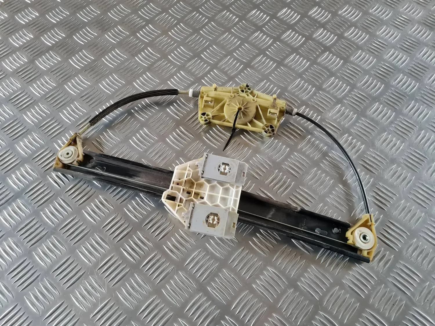 Mécanisme de levage du pare-brise arrière gauche AUDI A6 2008 - foto 3