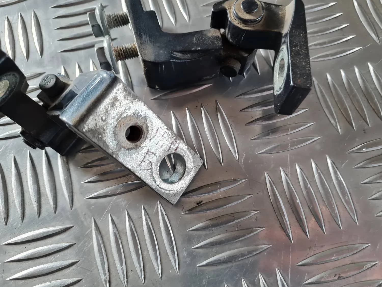 Charnière de porte AUDI A6 2008 - foto 2