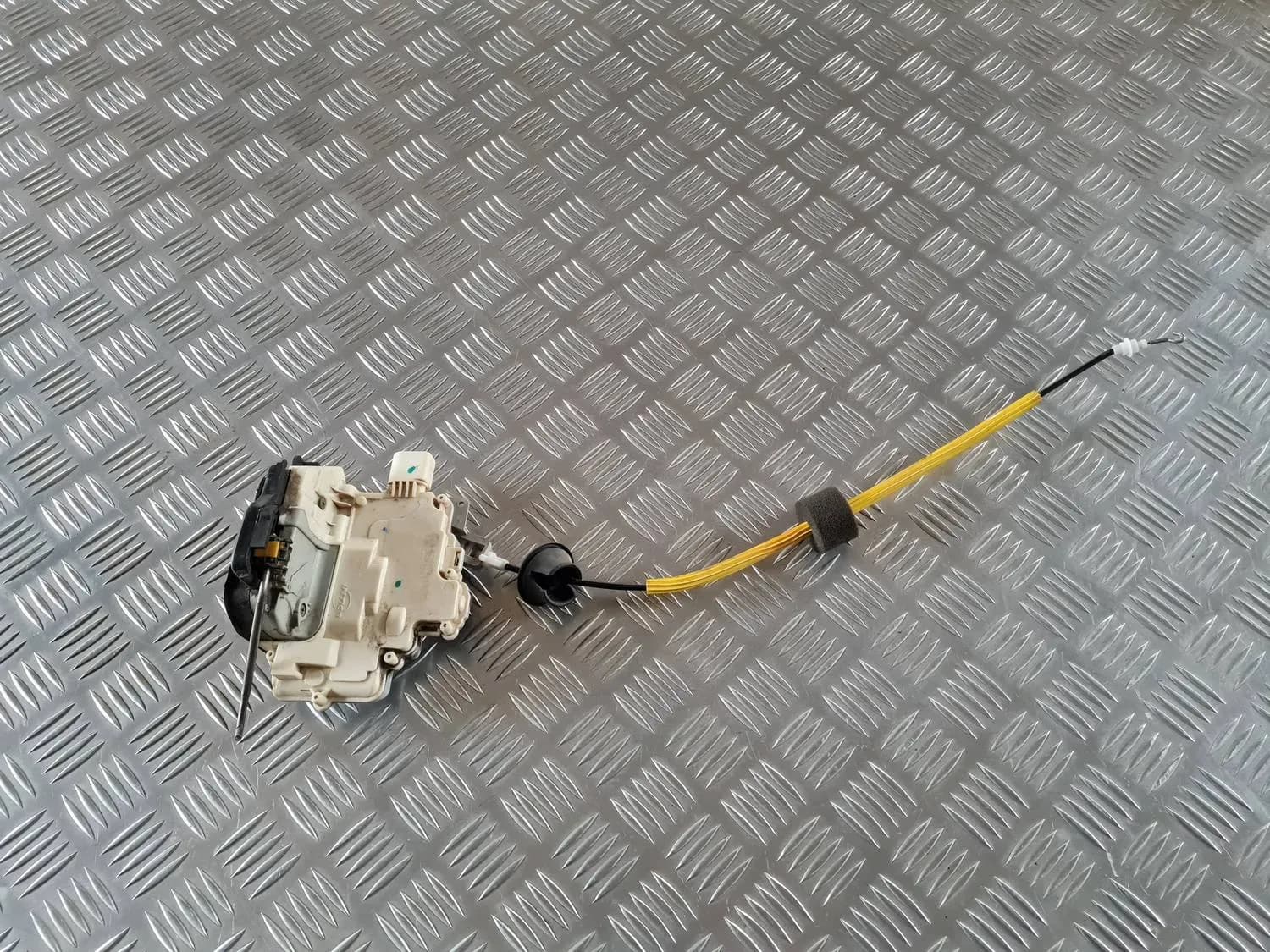 Serrure de la porte arrière gauche AUDI A6 2008 - foto 1