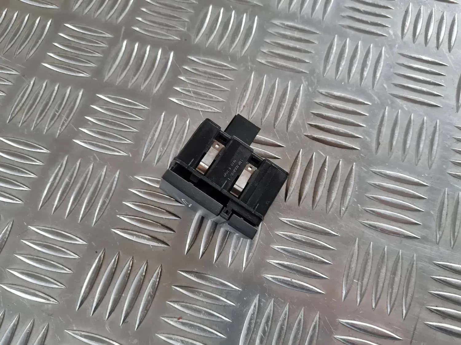 Bouton du compartiment de rangement AUDI A6 2008 - foto 4