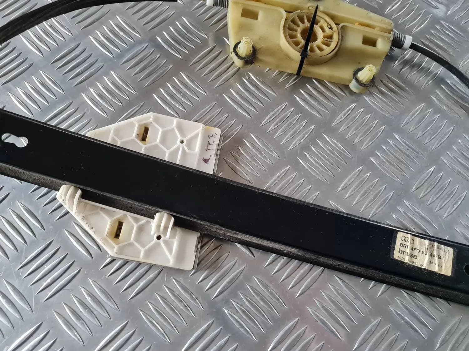Mécanisme de levage du pare-brise arrière droit AUDI A6 2008 - foto 2