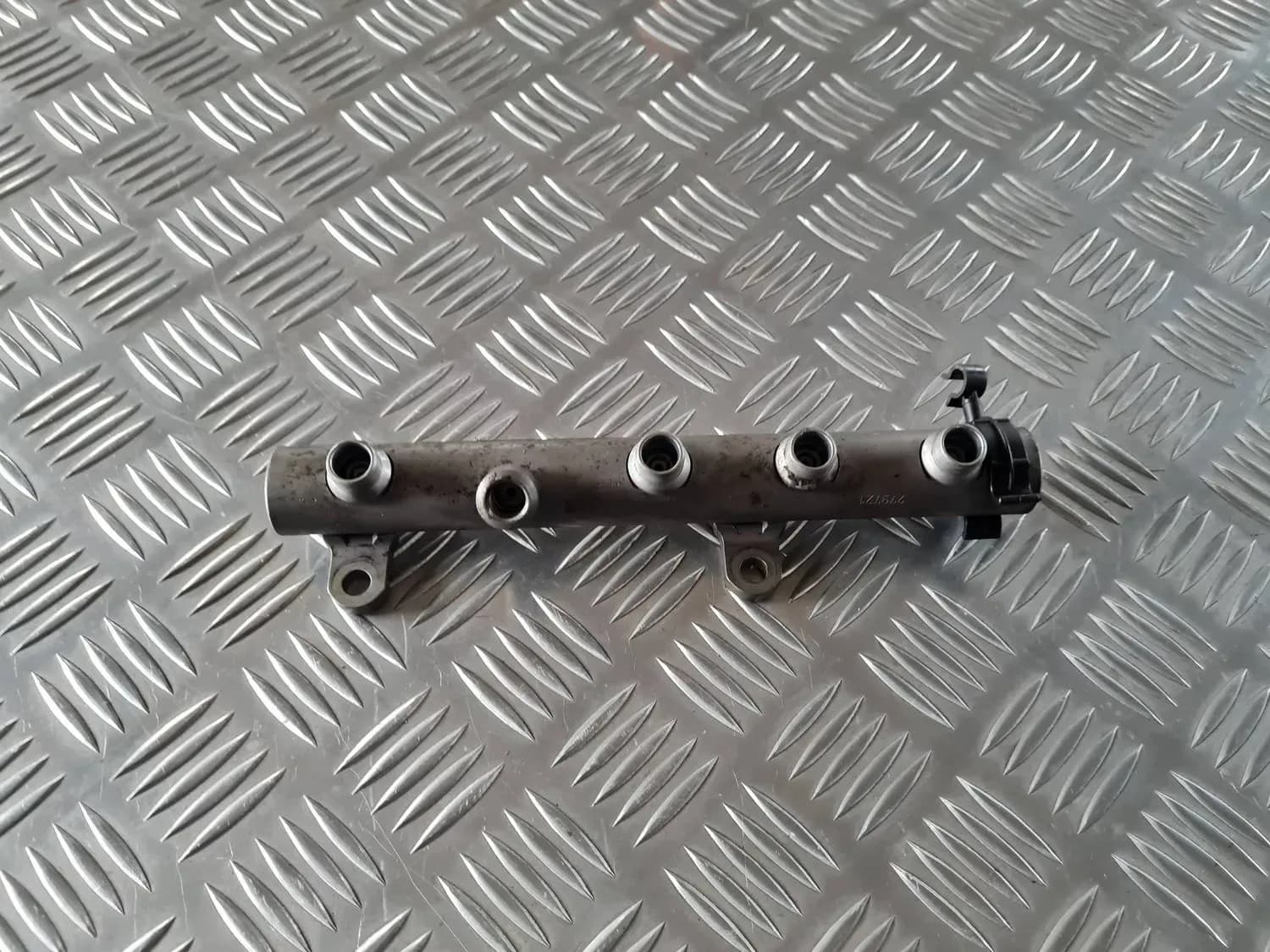 Tuyau de distribution de carburant AUDI A6 2008 - foto 3