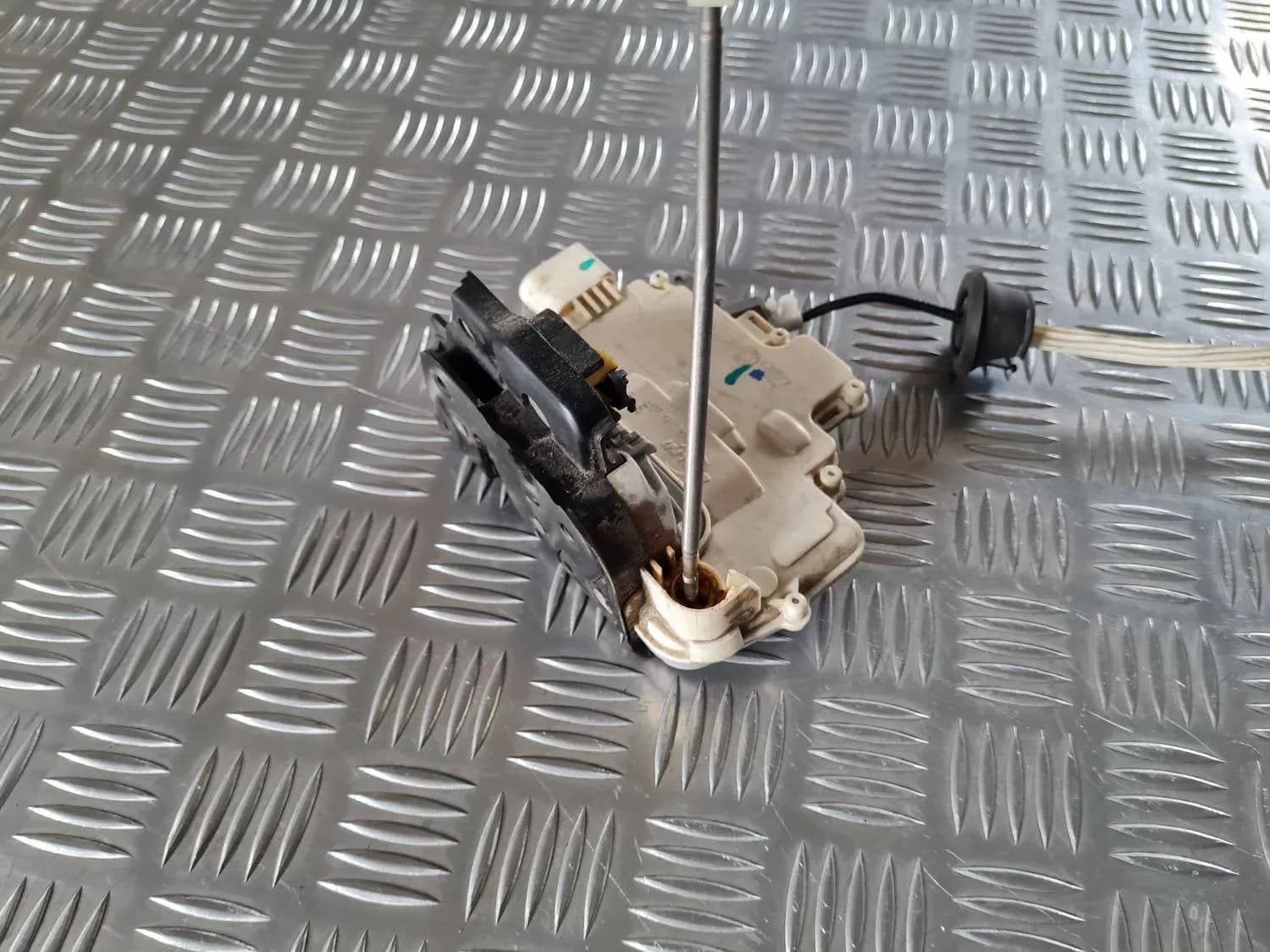 Serrure de la porte avant gauche AUDI A6 2008 - foto 4