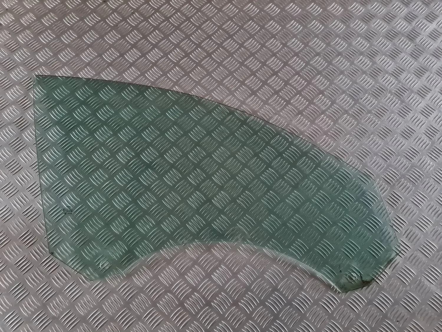 Vitre de la porte avant droite AUDI A6 2008 - foto 1
