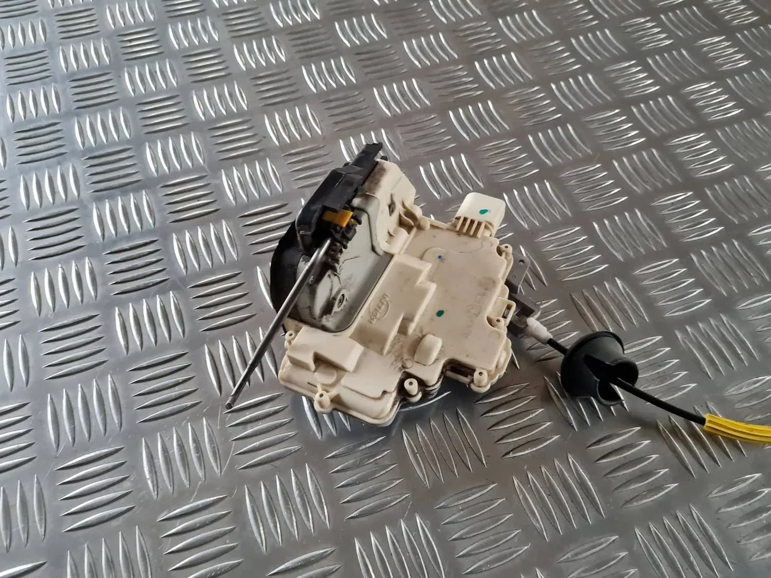 Serrure de la porte arrière gauche AUDI A6 2008 - foto 3