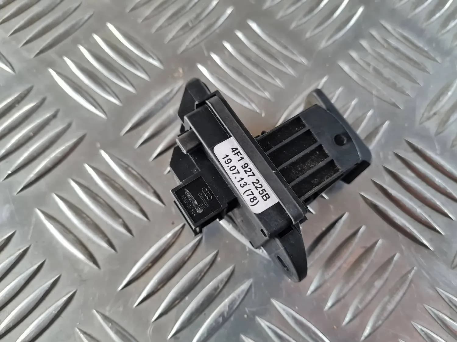 Bouton d'activation du frein de stationnement AUDI A6 2008 - foto 3