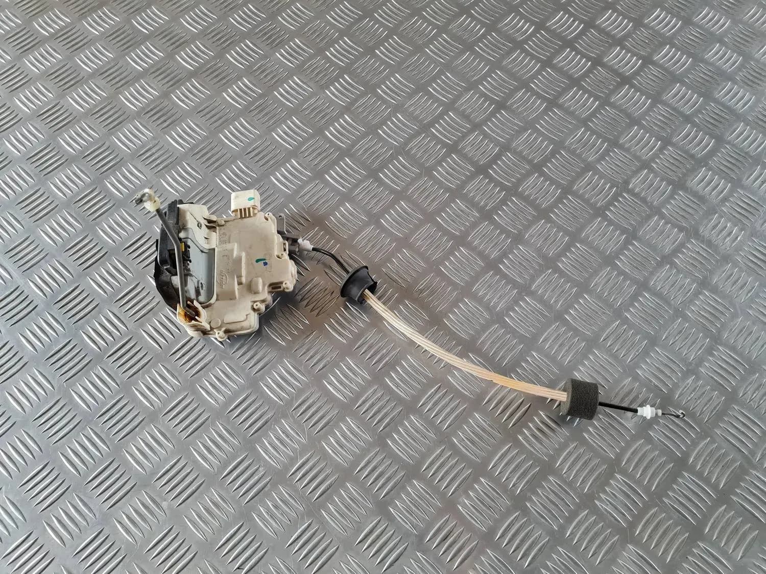 Serrure de la porte avant gauche AUDI A6 2008 - foto 1