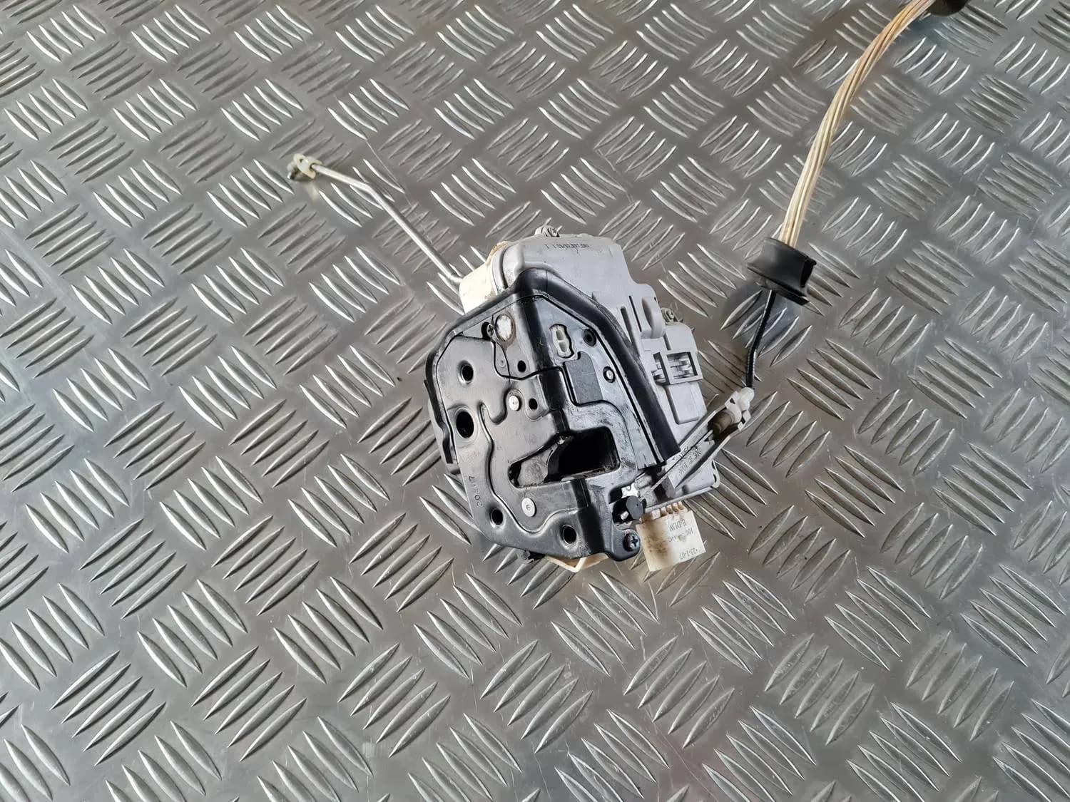 Serrure de la porte avant gauche AUDI A6 2008 - foto 2