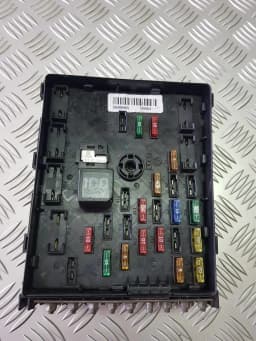 Bloc de fusibles VW GOLF 5 2006