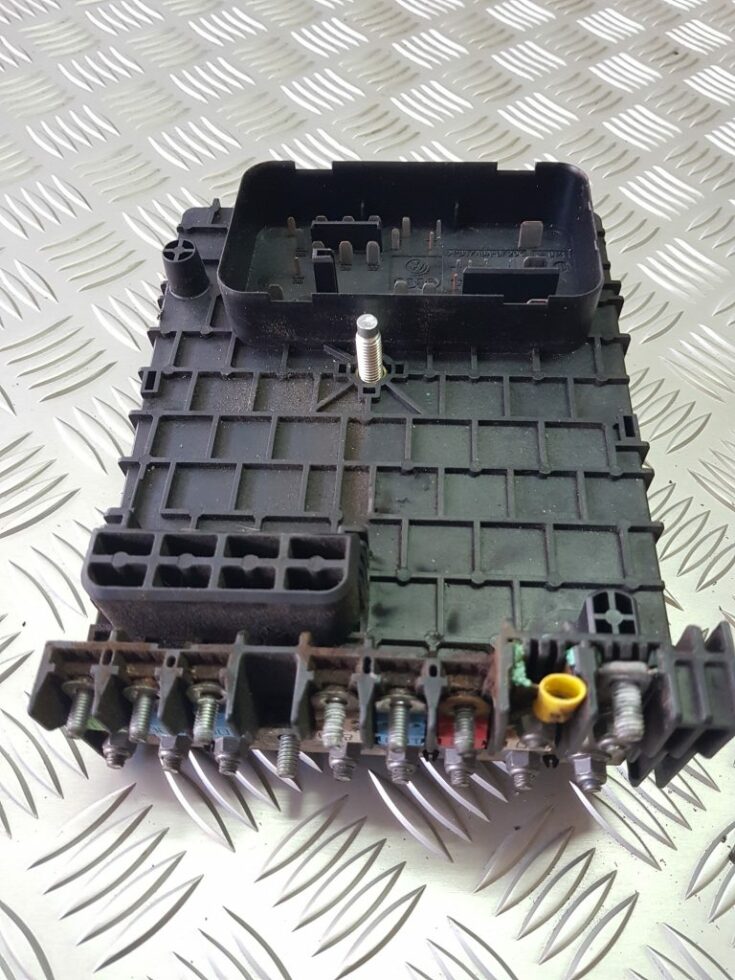 Drošinātāju bloks priekš VW GOLF 5 2006