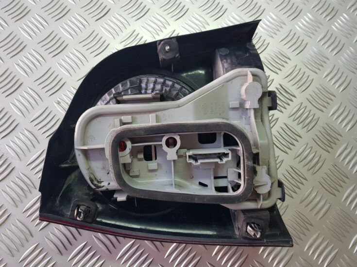 Aizmugurējais labais lukturis priekš VW POLO 2005