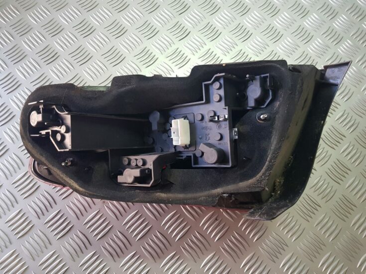 Aizmugurējais labais lukturis priekš PEUGEOT 407 2005