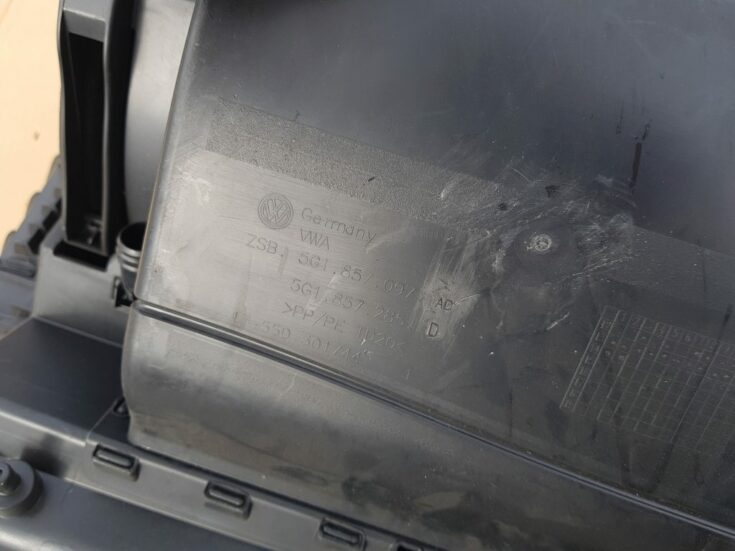 Mantu glabāšanas nodalījums pasažiera pusē priekš VW GOLF 2014