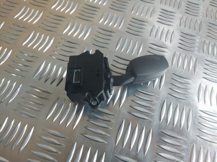 Pagrieziena rādītāju slēdzis priekš BMW 525 E60 2006 OLIVE