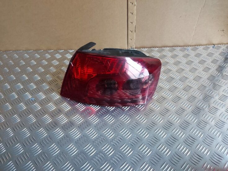 Aizmugurējais labais lukturis priekš PEUGEOT 407 2006