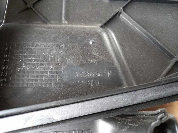 Akumulatora vāks priekš VW TOUAREG 2007