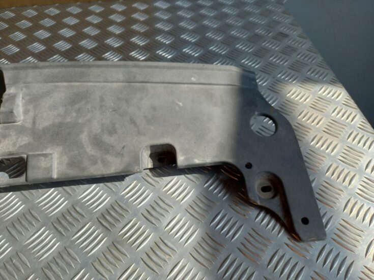 Radiatoru augšēja uzlika priekš MITSUBISHI LANCER 2009