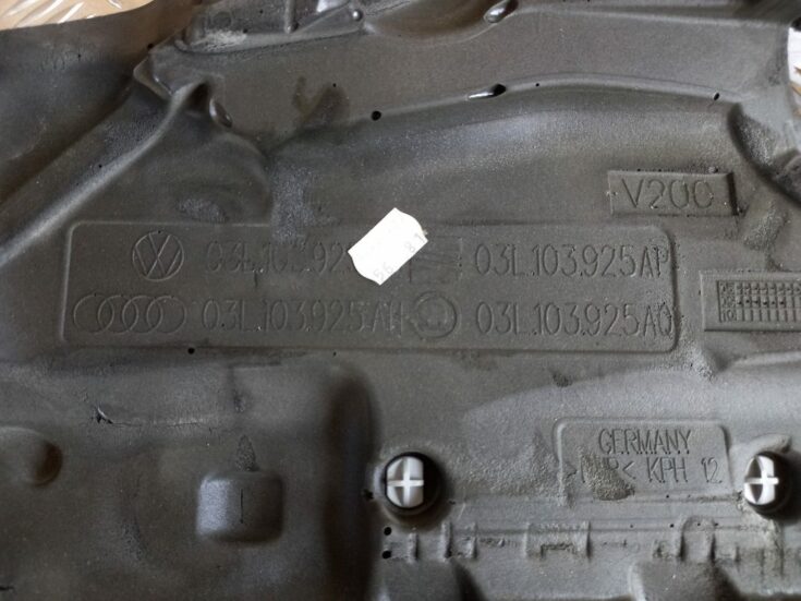 Dzinēja dekoratīvais vāks priekš VW PASSAT CC 2009