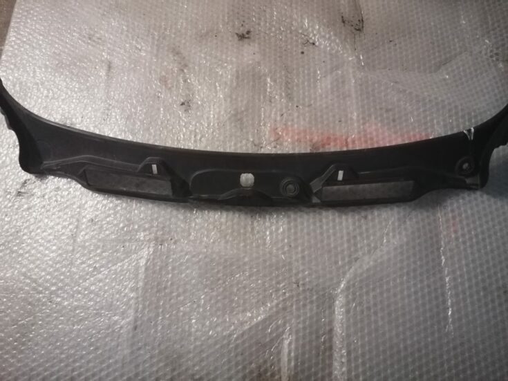 Radiatoru augšēja uzlika priekš BMW 330D E91 2008 TOURING