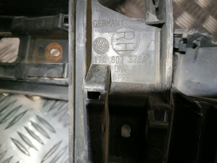 Aizmugurējā spārna un bufera stiprinājums priekš VW TOURAN 2005