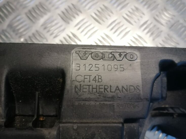Dzinēja dekoratīva vāka daļa priekš VOLVO V70 2007