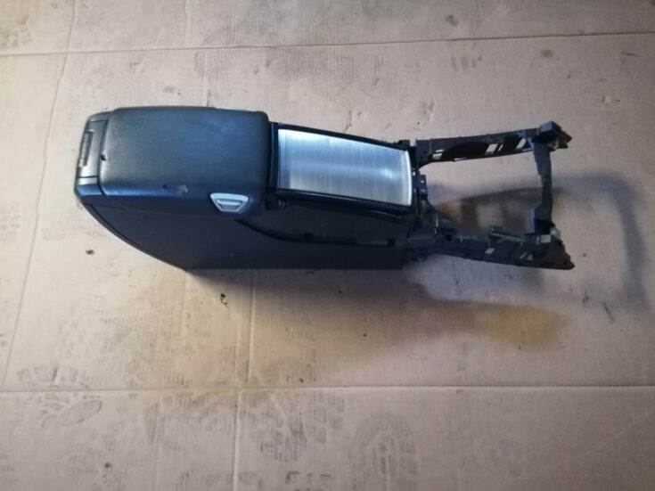Centrālās konsoles apdares lielākā daļa priekš VOLVO V70 2007