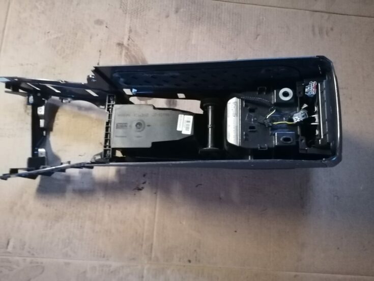 Centrālās konsoles apdares lielākā daļa priekš VOLVO V70 2007