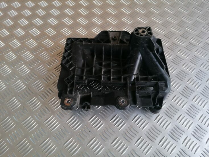 Akumulatora pamatnes kronšteins priekš VW POLO 2011