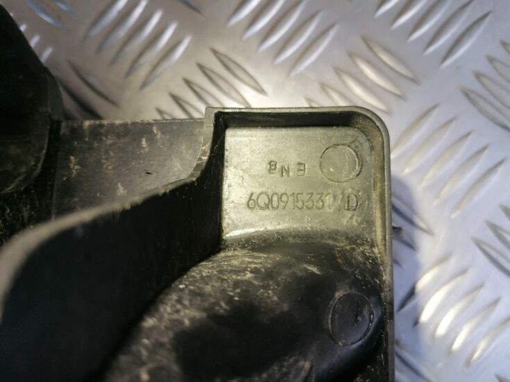 Akumulatora pamatnes kronšteins priekš VW POLO 2011