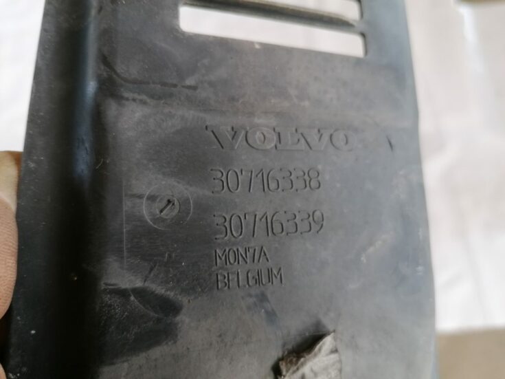 Radiatoru augšēja uzlika priekš VOLVO C30 2008 TURQUOISE
