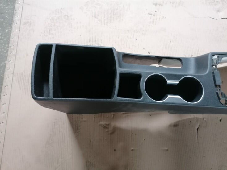 Centrālās konsoles apdares lielākā daļa priekš HYUNDAI I30 2012