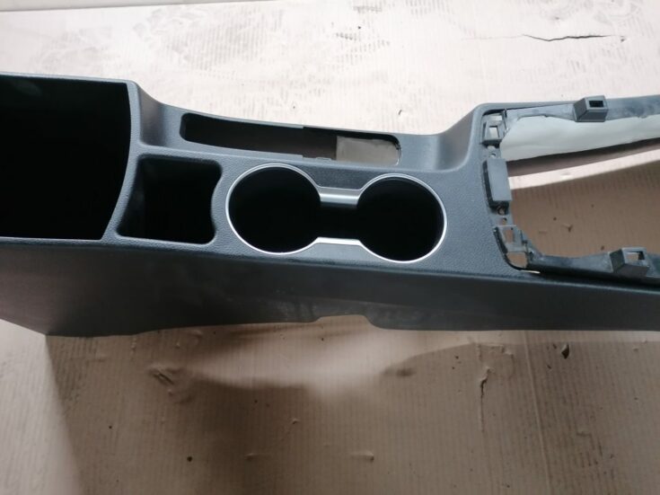 Centrālās konsoles apdares lielākā daļa priekš HYUNDAI I30 2012