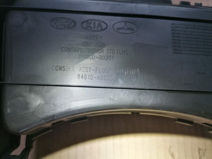 Centrālās konsoles apdares lielākā daļa priekš HYUNDAI I30 2012