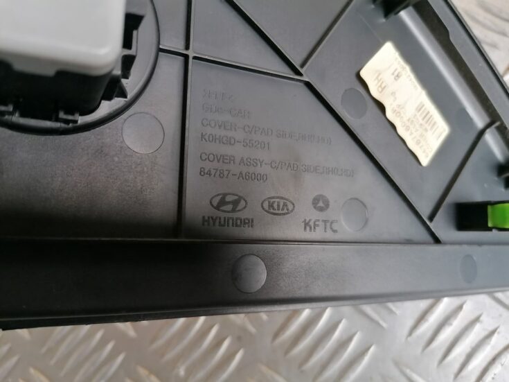 Mērinstrumentu paneļa sānu apdare priekš HYUNDAI I30 2012