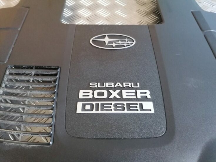 Dzinēja dekoratīvais vāks priekš SUBARU LEGACY 2011