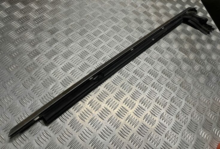 Priekšējo labo durvju moldings priekš MERCEDES BENZ CLS 320 2005