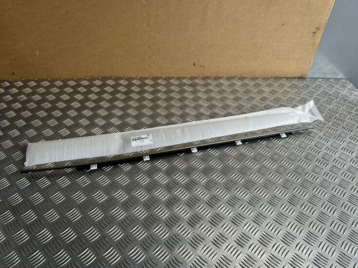 Priekšējo labo durvju moldings priekš Hyundai Santa Fe 2013-2016 822102W000