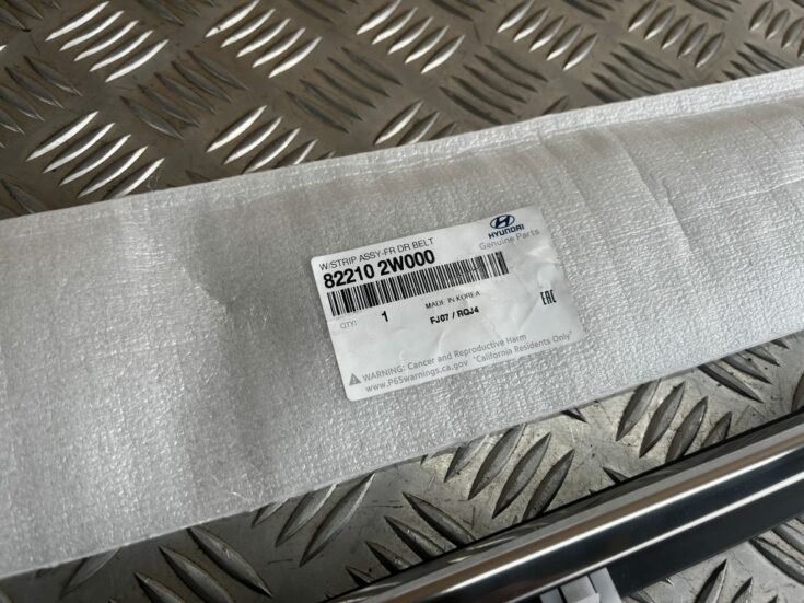 Priekšējo labo durvju moldings priekš Hyundai Santa Fe 2013-2016 822102W000