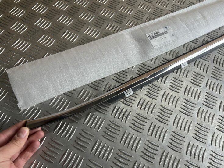 Priekšējo labo durvju moldings priekš Hyundai Santa Fe 2013-2016 822102W000