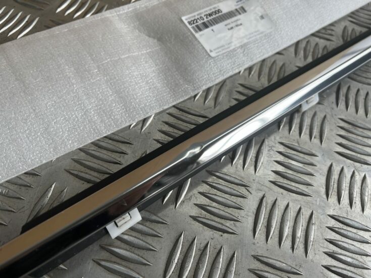 Priekšējo labo durvju moldings priekš Hyundai Santa Fe 2013-2016 822102W000