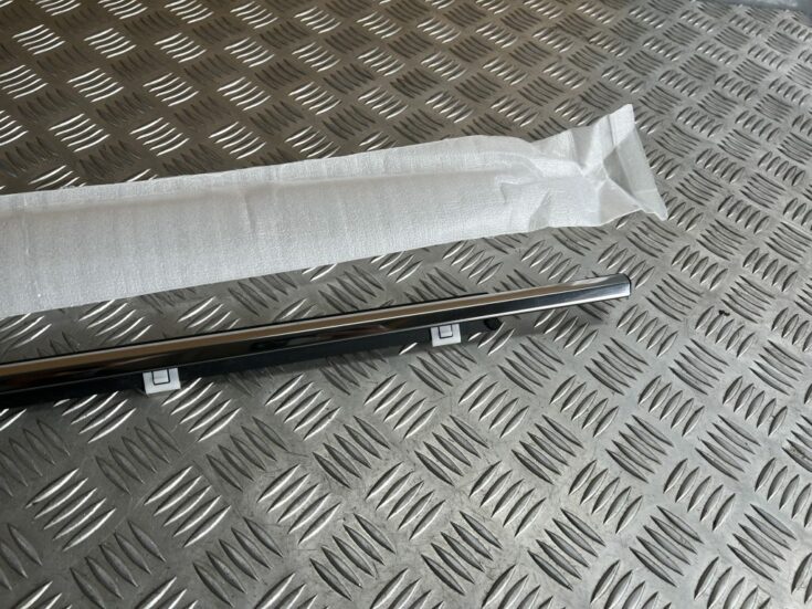 Priekšējo labo durvju moldings priekš Hyundai Santa Fe 2013-2016 822102W000