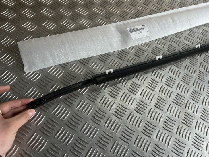 Priekšējo labo durvju moldings priekš Hyundai Santa Fe 2013-2016 822102W000