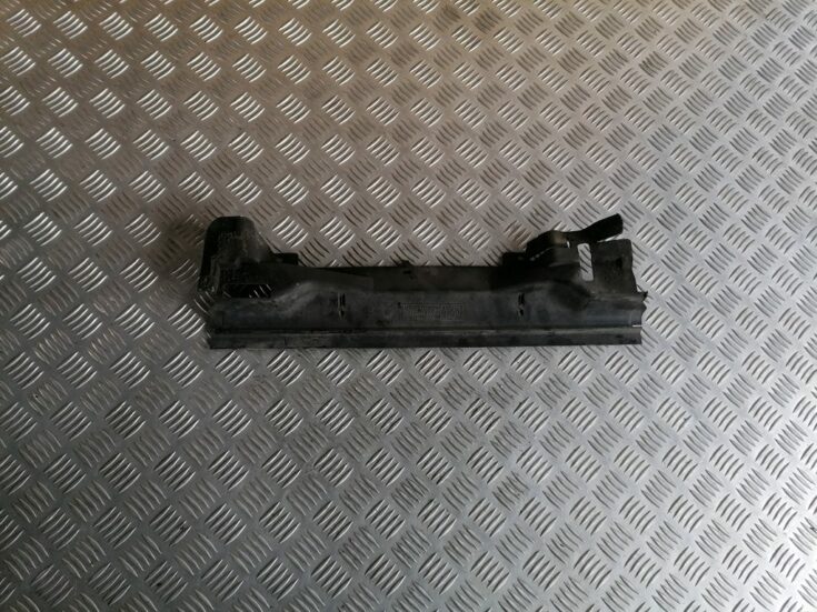 Radiatoru augšēja uzlika priekš BMW 320D E46 2004 TOURING