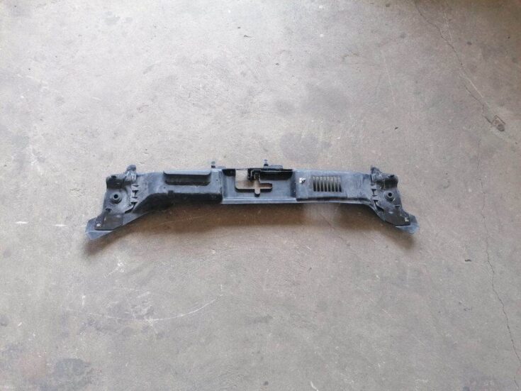 Radiatoru augšēja uzlika priekš VOLVO C30 2008 SILVER