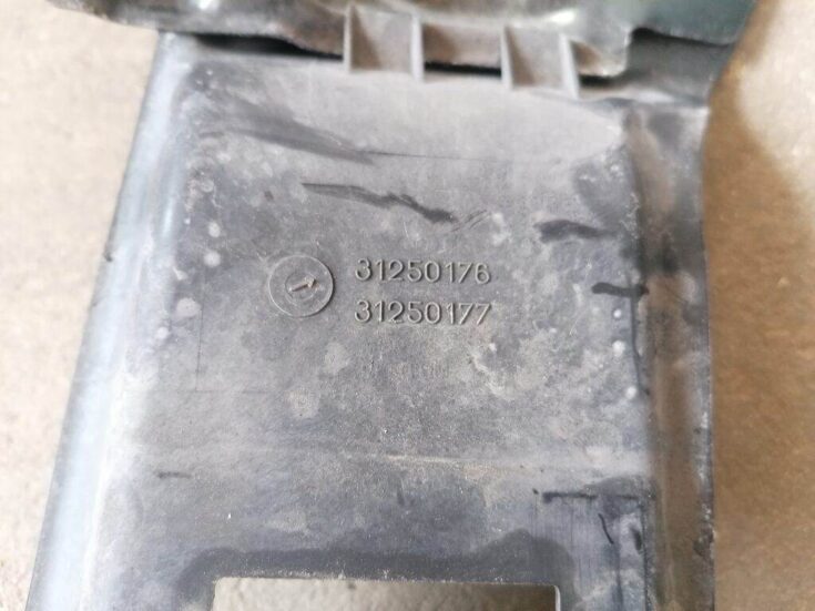 Radiatoru augšēja uzlika priekš VOLVO C30 2008 SILVER
