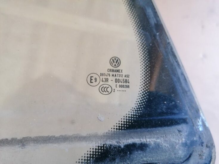 Aizmugurējais kreisais sānu stikls priekš VW GOLF VARIANT 2012
