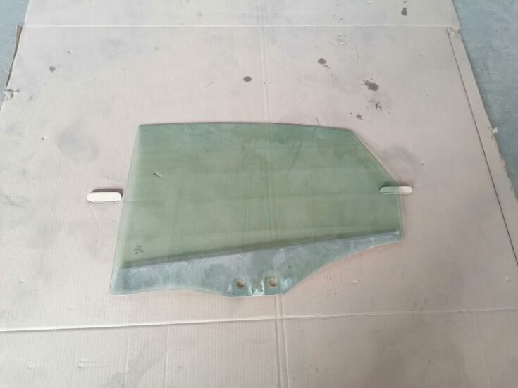 Aizmugurējo kreiso durvju stikls priekš AUDI A6 2008