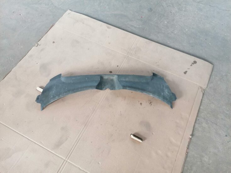 Radiatoru augšēja uzlika priekš AUDI A6 2008