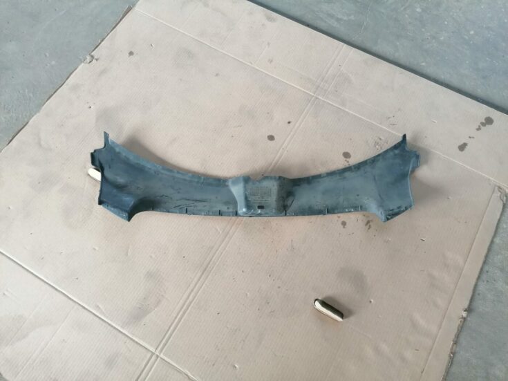 Radiatoru augšēja uzlika priekš AUDI A6 2008